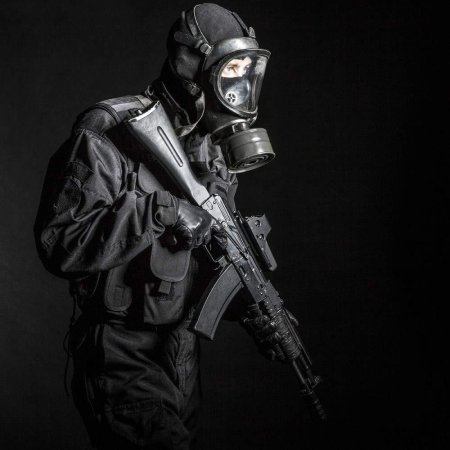 Спецназовец в чёрной форме и противогазе