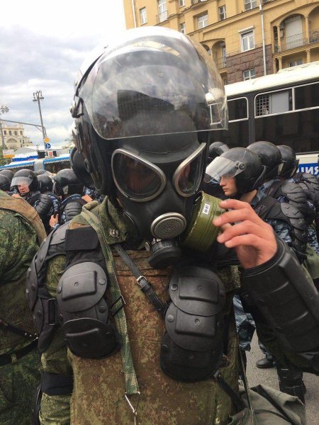 Спецназ в противогазах ПМК-2