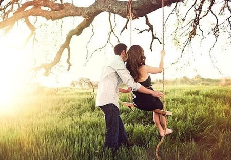 Влюбленные на качелях