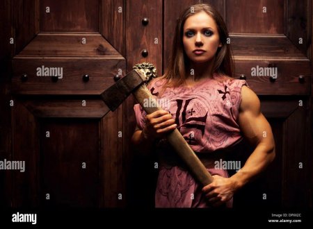 Девушка с молотком