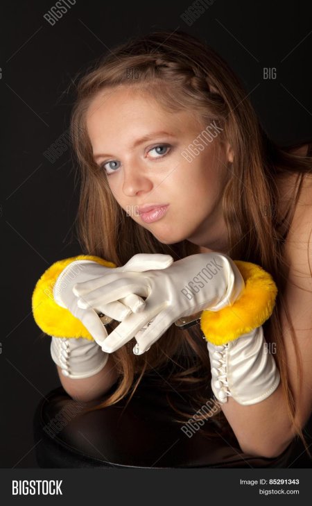 Голые женщины в перчатках