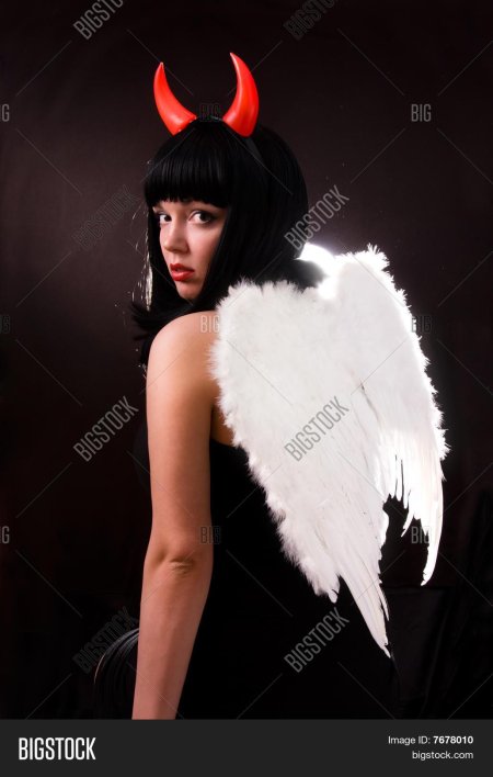 Девушка с рожками