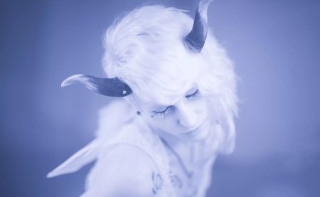 Рогатая девушка