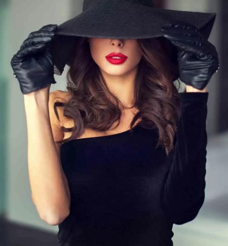 Красивая женщина в шляпе