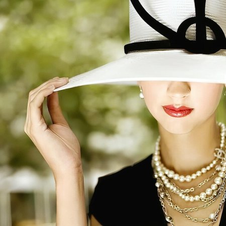 Девушка в шляпе