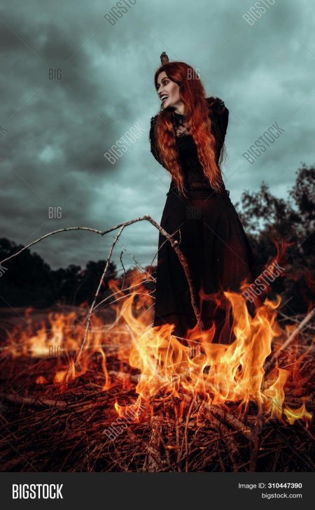 Рыжая ведьма на костре