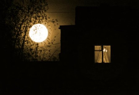 Луна в окне