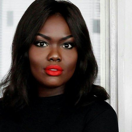 Темнокожие девушки с красной помадой