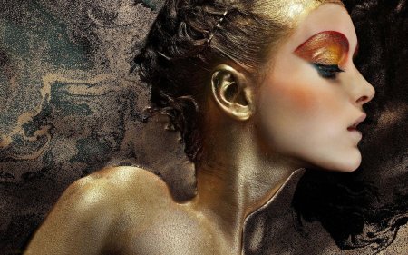 Девушка в золотой краске