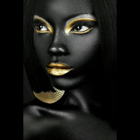 Чернокожая девушка с золотым макияжем