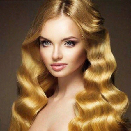 Девушка с золотистыми волосами