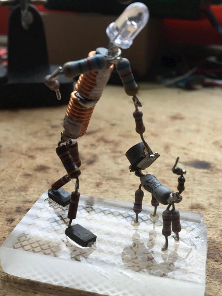 Фигурки из радиодеталей