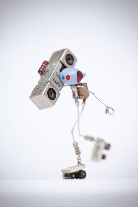 Робот из радиодеталей