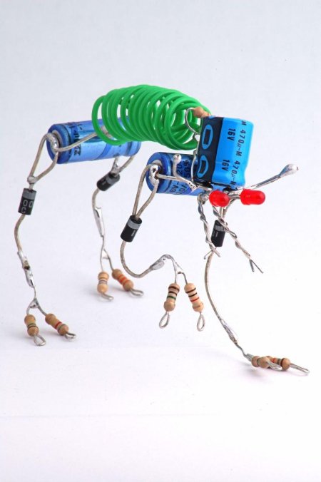 Робот из радиодеталей