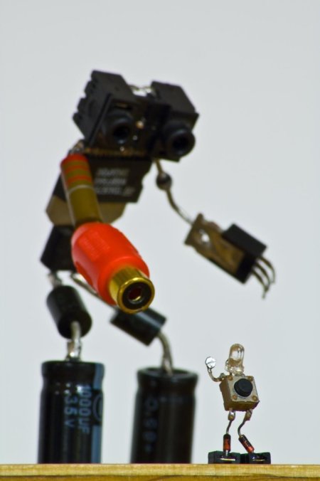 Робот из радиодеталей