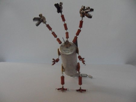 Робот из радиодеталей