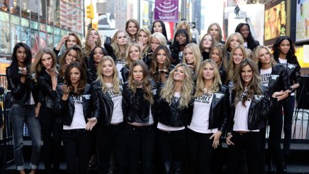 Много девушек