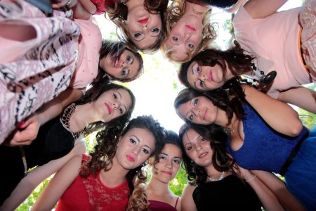 Много девчонок