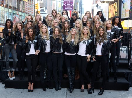 Много девушек