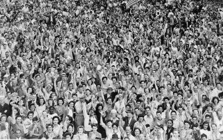 Толпа советских людей