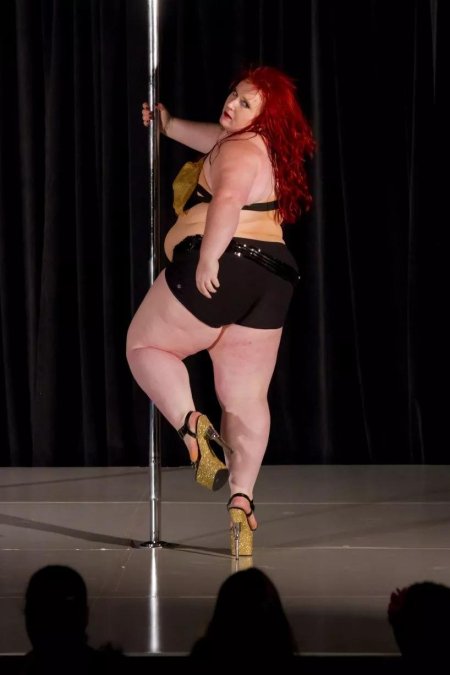 Жирная танцовщица