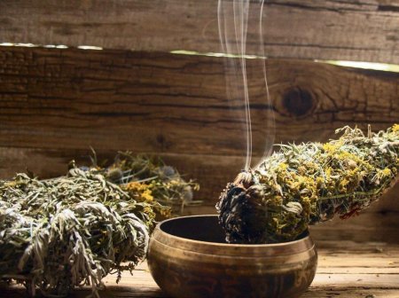 Окуривание помещения полынью