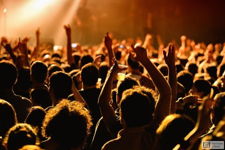 Толпа людей на концерте