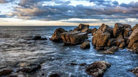 Скалы в воде