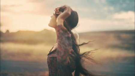 Девушка с развивающимися волосами