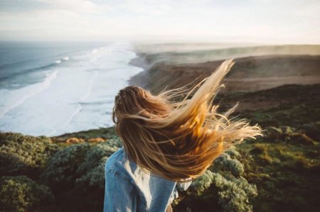 Волосы развеваются на ветру