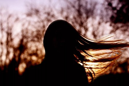 Силуэт девушки с волосами
