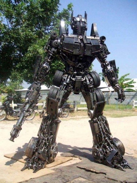 Робот из металлолома