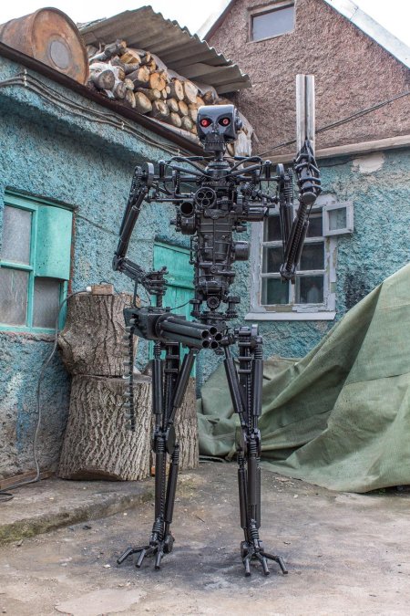 Робот из металлолома