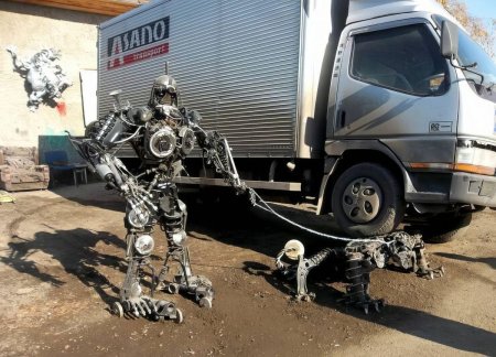 Робот из автозапчастей