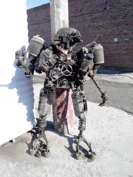 Робот из металлолома