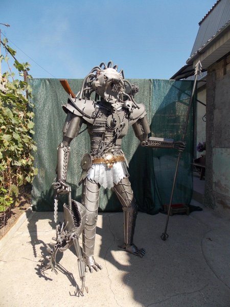 Робот из металлолома