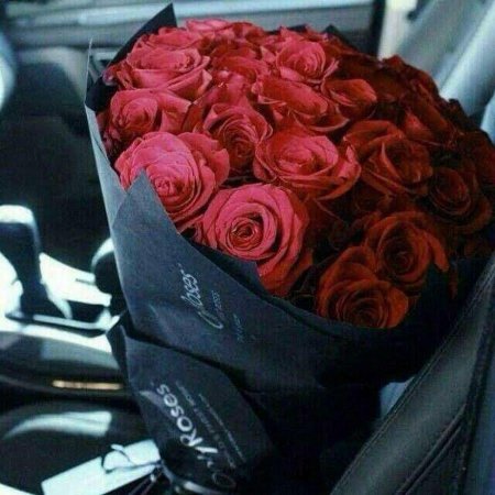 Красивый букет в машине