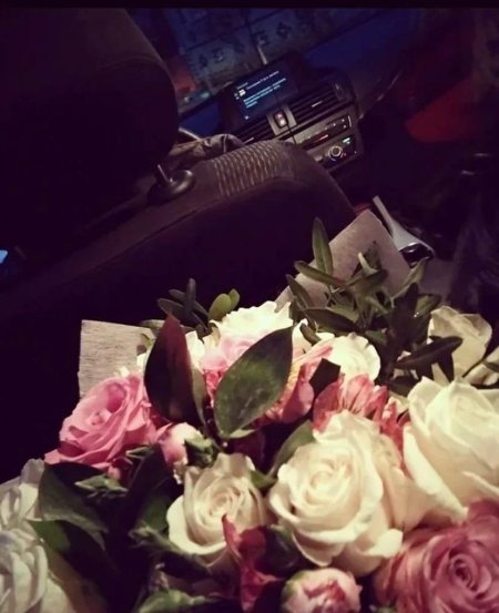 Букет цветов в машине