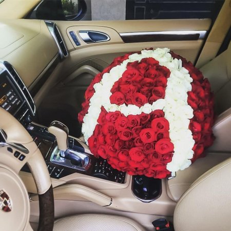 Букет роз в машине
