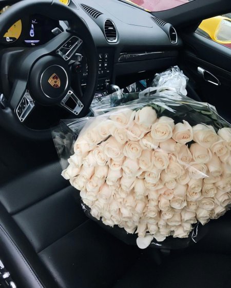 Букет в машине на сиденье