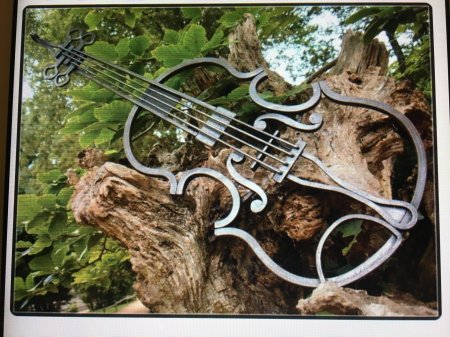 Скульптуры в виде музыкальных инструментов