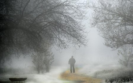 Человек уходящий в туман