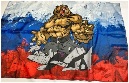 Медведь на фоне российского флага