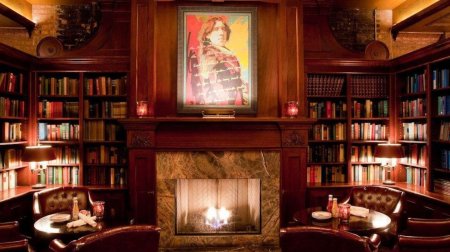 Библиотека с камином