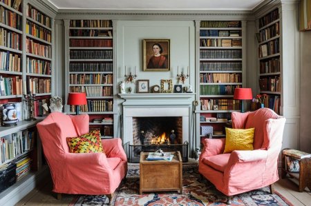 Комната с книжными полками