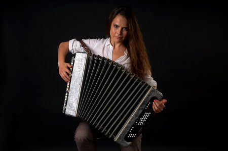 Девушка с аккордеоном