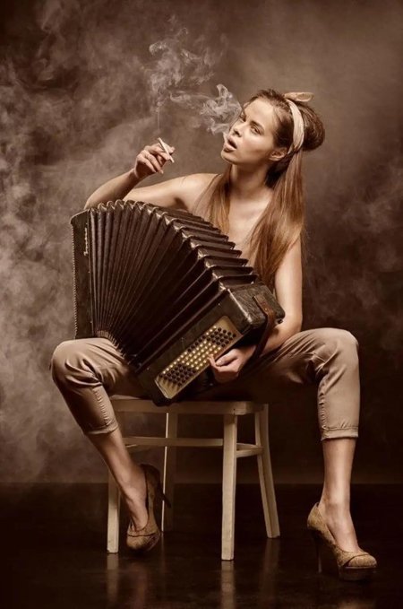 Девушка с аккордеоном