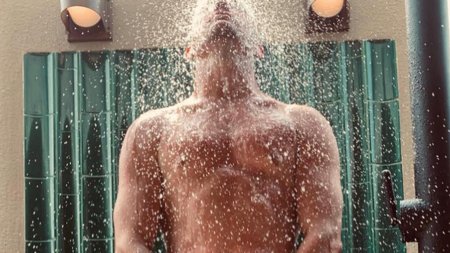 Ченнинг Татум в душе