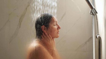Моется в душе