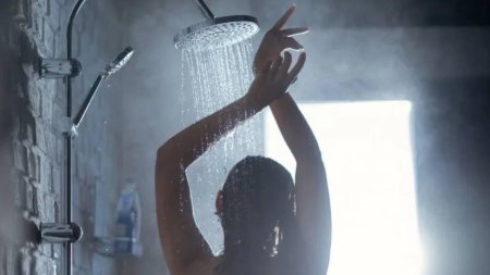 Девушка в душ